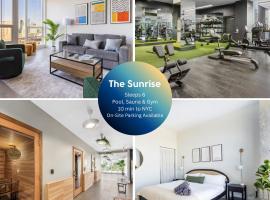 Chique Loft 15 Min from NYC with City View & Pool，位于泽西市的带泳池的酒店