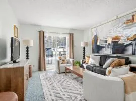 Charming 1BR Near DT Kimberley: Pool, Hot Tub, Gym