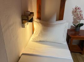 Aquaholik Traveler's Lodge，位于爱妮岛的酒店