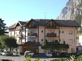 Hotel Ideal，位于Sarche di Calavino的酒店