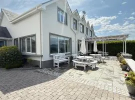 Luxury Vacation Home on the Ring of Kerry-Wild Atlantic Way with Mountain & Sea Views - 5 min walk to Glenbeigh Village - 10 min drive to Rossbeigh Beach & Dooks Golf Course