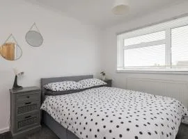 10 minutes to station, sleeps 5, free parking