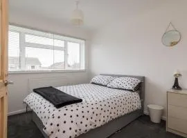 Spacious 3BR Home in Leighton Buzzard Parking Sleeps 5 Walk to Town & Train Near Rushmere Country Park & Leighton Buzzard Railway Perfect for Families & Work Stays