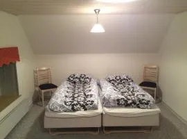 Rummeligt værelse på 1 sal i rolig villa i Kolding