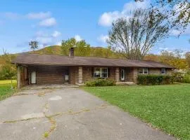 Serene Dog Friendly Home Sleeps 8 - Fenced Yard - Games