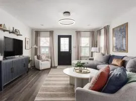 Capitol House - 3 Bed 1 Full and 1 Half Bath, Pet Friendly with Hot Tub walk to Lucas Oil Stadium