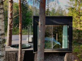Luxury Forest Cabin with Hot Tub，位于Tabina的酒店