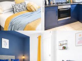 Cozy Haydock Home With Easy Transport Links in St Helens and Wi-Fi，位于黑多克的酒店