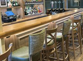 Seven Stars Bar and Restaurant，位于Loughbrickland的酒店