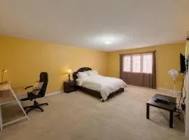 Private & Spacious Primary Suite with Jacuzzi & 4 Bath access! Brampton Shared Home near Mount Pleasant GO, Full Kitchen, WiFi, Laundry & Backyard Deck! Ideal for Work Trips, Long Stays & Solo Travelers!