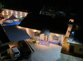 Moderna Casa con acceso a piscina con jacuzzi y generador electrico automatico，位于巴里奥斯港的酒店