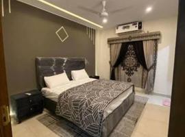 Faisal Jewlle Apartments，位于Wāh的酒店