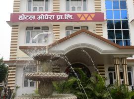 Hotel Opera，位于Bahāsi的酒店