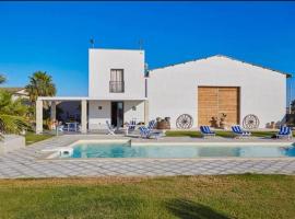 Enchanting Villa with Pool & Lush Garden in Sicily，位于帕瑟科的酒店