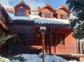 "Koloc dom drewniany "，位于乌伊索维的酒店