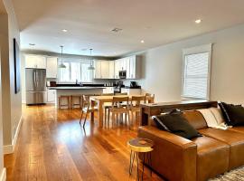 Luxury 3BR with King Beds in Montgomery Village，位于Montgomery的酒店