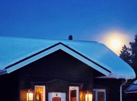 Riverfront Aurora Chalet，位于基律纳的住宿