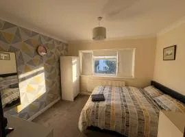 Entire Studio, King Bed, Parking,10 Min to Town