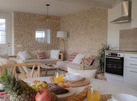 LES MAISONS DE GIROUDET 2ch cosy sauna et piscine，位于Écrosnes的酒店