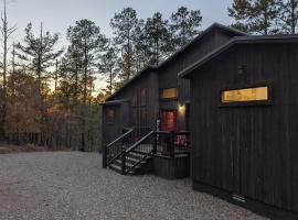 Serene mountain cabin with hot tub and 2 ensuites，位于斯蒂芬斯穴窟的酒店