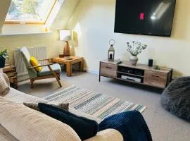 Four Seasons-Ground floor room, private bathroom,loft living area & continental breakfast