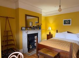 Big house, by the sea, with cats，位于拉姆斯盖特的酒店