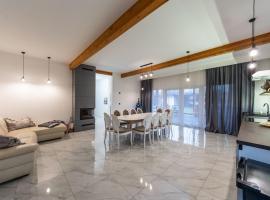 Метро Лівобережна басейн камін барбекю тераса будинок 150 кв м，位于基辅的乡村别墅