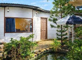 Long Homestay Mỹ Hạnh - Hotels，位于&ETH;ức H&ograve;a的带停车场的酒店