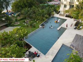 海滨-泳池海景公寓，位于峇都丁宜的带泳池的酒店