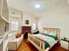 Relaxed Cosy Beach Room Close to Airport