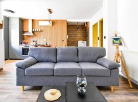 2 Apartments, 2 Parking - Sleeps 8 - Quiet Central，位于索非亚的酒店