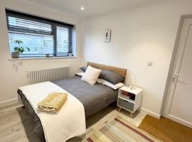 En-Suite Retreat in Bowerhill，位于梅尔克舍姆的酒店