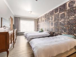 BnB Izegem Villa Vergezicht 5 slaapkamers en 2 badkamers, 12 personen，位于伊泽海姆的酒店