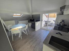 La Mansarda Del Corso，位于圣雷莫的酒店