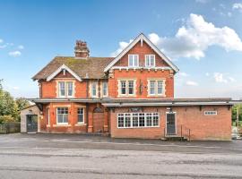 The Old Railway Hotel，位于Porton的酒店