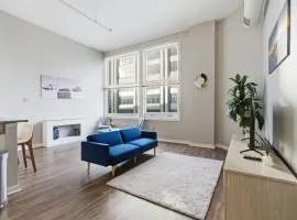 Luxury Downtown Cityview Suite Skywalk Access and Free Garage Parking