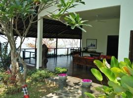 VILLA GAMRANG di PELABUHAN RATU，位于Bantarkalapa的宠物友好酒店