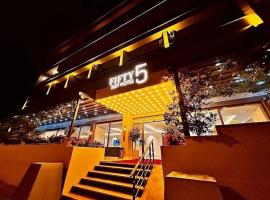 FIFTY5 Suite Hotel，位于马尔马里斯的酒店