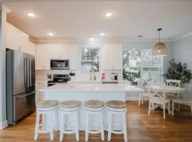 Coastal Quarters in Bluffton - Dog Friendly! Bluffton Park Lowcountry Charmer