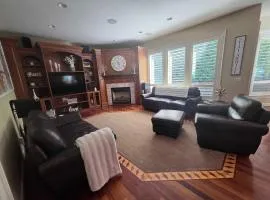 Luxury Family Estate Near PDX, Theater, Sauna & Game Room