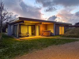Garden Suites - Duinhotel in Burgh-Haamstede zeeland，位于巴勒哈姆斯泰德的木屋