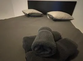 Modern 1BR and Sofa Bed Near Airport