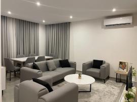 Luxury apartment near Airport，位于Trofwi的带泳池的酒店