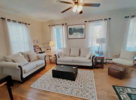 Highland Home Away-Snowmobile Access - Millinocket，位于Millinocket的酒店