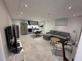 Fresh and newly renovated basement apartment，位于马尔默的酒店