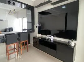 Casa Moderna com 2 Quartos, Área Gourmet e Ar-Condicionado