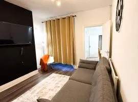 Spacious 3 Bed , Free Parking , Fast WiFi , Long Stays