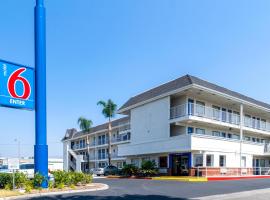 阿纳海姆6号汽车旅馆 - 富勒顿东，位于安纳海姆的酒店
