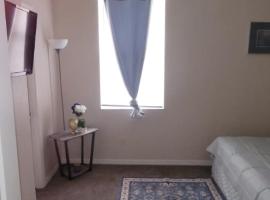 Cozy room with heated pool & spa，位于Valrico的酒店