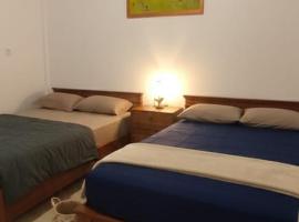 White Guest House，位于Sekongkang的带停车场的酒店